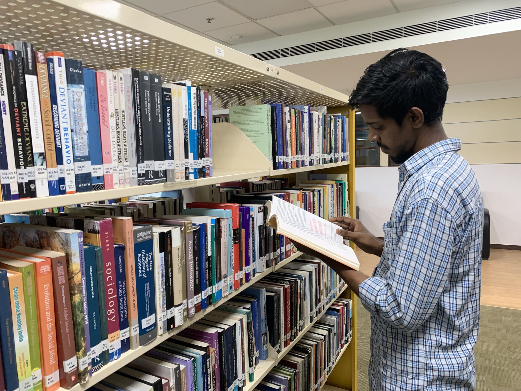 Library  –  The key to knowledge products image